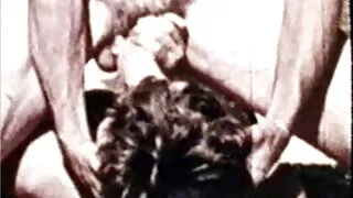 Brunetka zdejmuje dojrzałe mamuśki majtki i bierze w dupę