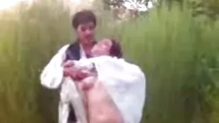 Szeroko rozkładając nogi, dziewczyna zostawiła kutasa w cipkę sex z dojrzala mamuska