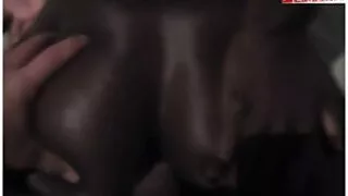Seksowna dziewczyna uderza się w cipki z starsze panie hd dildo