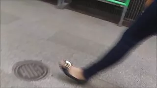 Brunetka dziewczyna starsze sex filmy masturbuje się dildo na kanapie