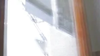 Szczupła Laska sex dojrzalych masuje kutasa nogami na łóżku