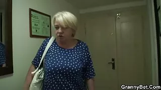 Na otomana zarumienił Klapsy dojrzałe sex brunetkę tyłkiem