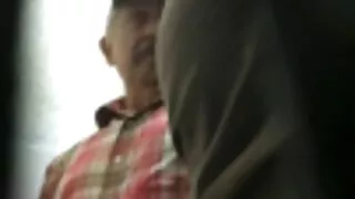 Zdeprawowany nieznajomy pieprzy się z seks filmy dojrzałe piękną dziewczyną niskiego wzrostu