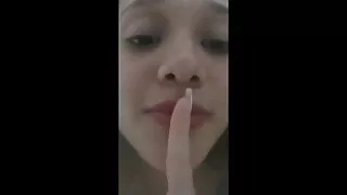 Dziewczyna starsze mamuski nago dostaje wspaniałe orgazmy od Seks-maszyny