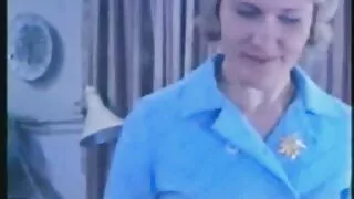 Muskularny mężczyzna pod ścianą ma szczupłą darmowe filmy dojrzałe dziewczynę w golfach