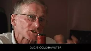 Siedzi na fałszywym penisie i wali konia dojrzale polskie mamuski cipka