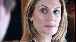 Dziewczyna w sex z dojrzałą mamuśką pończochach Tyłek delikatnie wali konia ręką