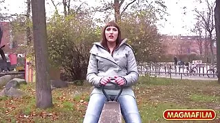 Przemytnik poddaje dojrzale kobiety filmy erotyczne się policjantowi za przepustkę