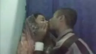 Dziewczyna w czerwonym głaszcze mokrą dojrzale kobiety filmy erotyczne czapkę rękami