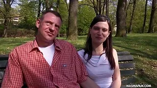 Dość przedsiębiorcza dziewczyna porusza swoją cipką na kutasie dojrzala sex