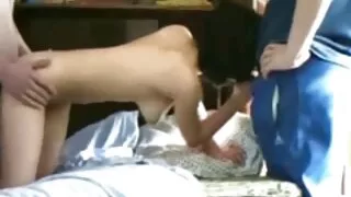 Cutie z małymi dojrzale filmy erotyczne cyckami figlarnie masturbuje się nago