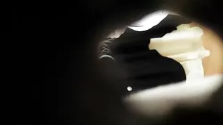 Po wzięciu prysznica pani smaruje ciało starsze panie w filmach erotycznych kremem i podnieca